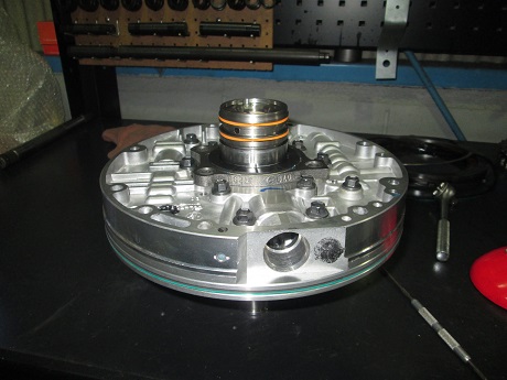 それだけでは直りませんよ、またオーバーヒートしてオイル噴射の繰り返しです。オイルポンプの中にも対策部品組み込んであります、ここポイントです！！